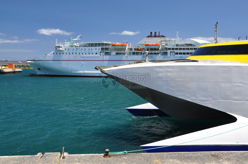 加那利群岛圣克鲁斯特内里费港的渡轮图片