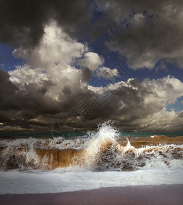 海浪在暴风雨的图片