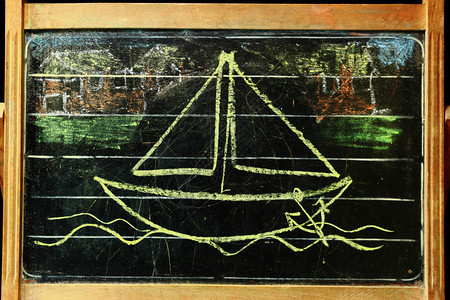在老式黑板上画的帆船背景图片