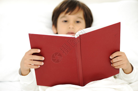 儿童在床上阅读书图片