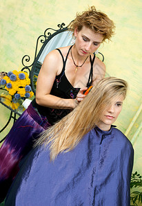 造型师在沙龙里做女人的头发图片
