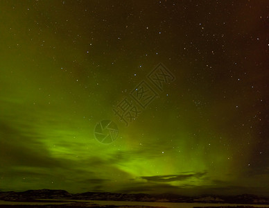 北极光或北极光或极光在夜空中的绿色发光显示图片