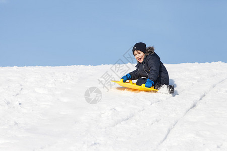 雪橇上的男孩冬天的雪橇图片