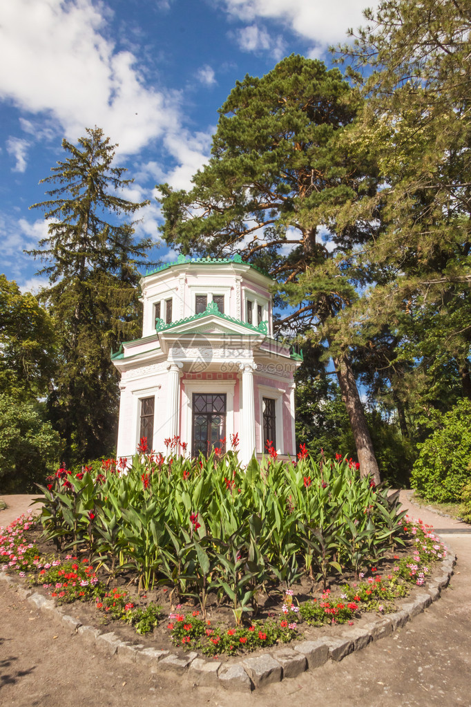 苏菲耶夫斯基公园的小粉红色建筑乌克兰图片
