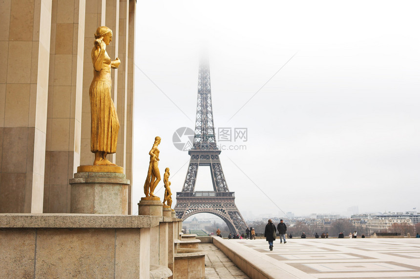 在法国巴黎的埃菲尔铁塔前方有一座金雕图片