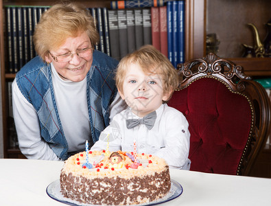 小男孩在家和祖母一起庆祝他的三岁生日图片
