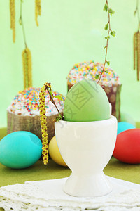 白色陶瓷底座中的绿色鸡蛋图片
