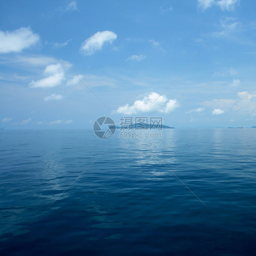 平静的深蓝色大海的背景图片