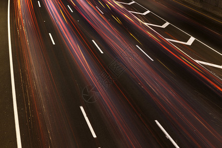 快速高公路交通留下的光线是多彩的光线图片