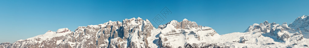 冬天雪山风景全与蓝天的图片