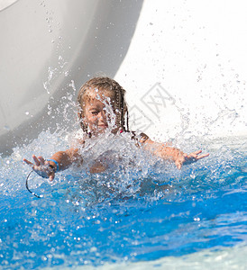 水上乐园水上滑梯上的小女孩暑假图片