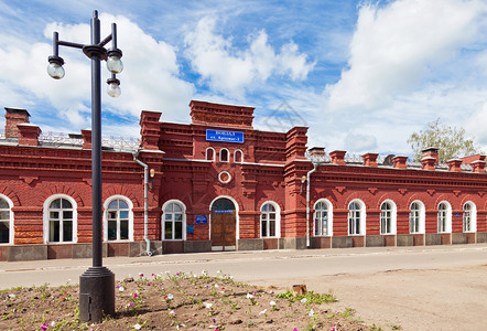 夏季日俄罗斯火车站的景象图片