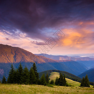 云中美丽山峦的夜景图片