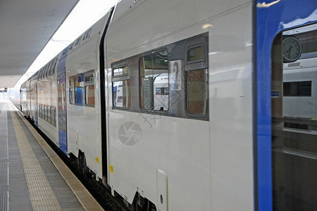 离开火车站的双轨背景图片