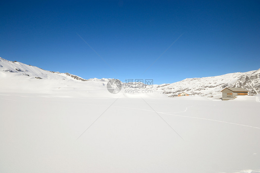 坦率的雪面与高山小屋在风景秀丽的大帕拉迪索公园的高山峰背景超过4000m位置意大利阿尔卑斯图片