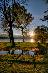 意大利科莫湖畔的倒影和剪影图片