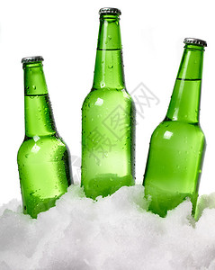 站在雪地里的啤酒瓶背景图片