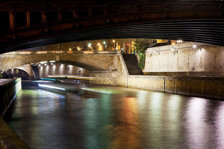 晚上在巴黎的双桥和塞纳河图片