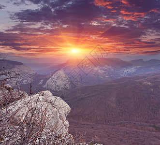 山中日落的风景图片
