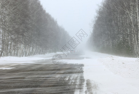 暴风雪中危险道路上的汽车图片