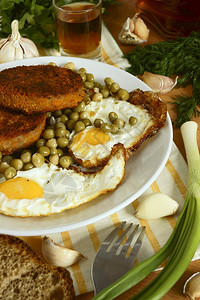 炒鸡蛋豌豆鸡肉和蔬菜图片