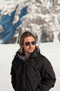 滑雪男子在岩石雪山风图片