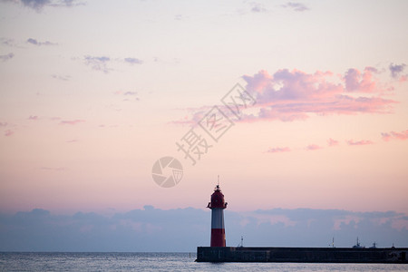 日落时近海边的红灯塔图片