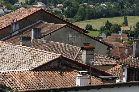 小镇烟囱的屋顶图片
