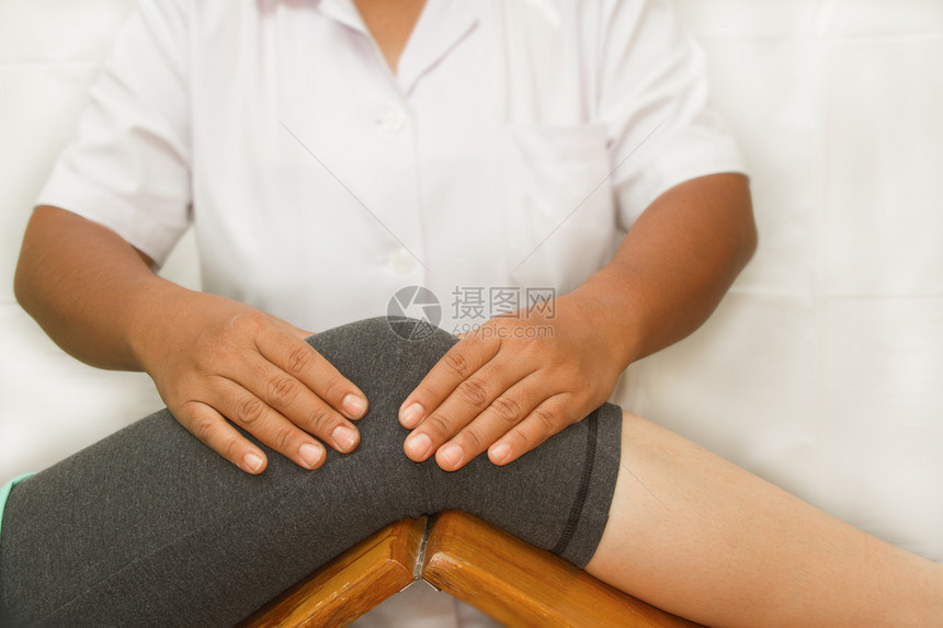 检查膝关节的治疗师图片