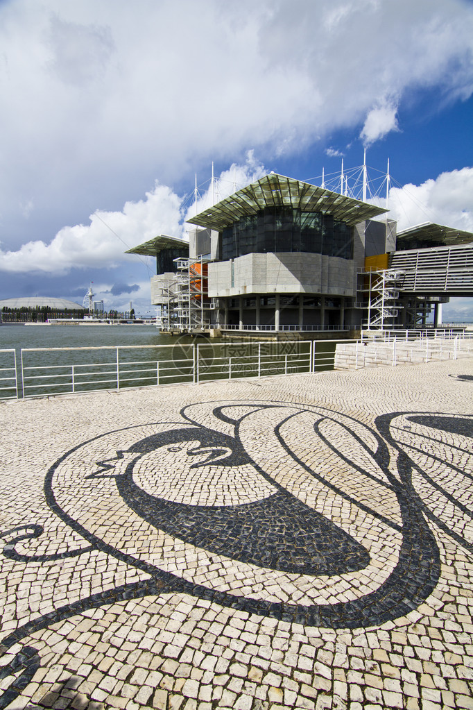 位于葡萄牙里斯本的一座现代水族馆大楼被图片