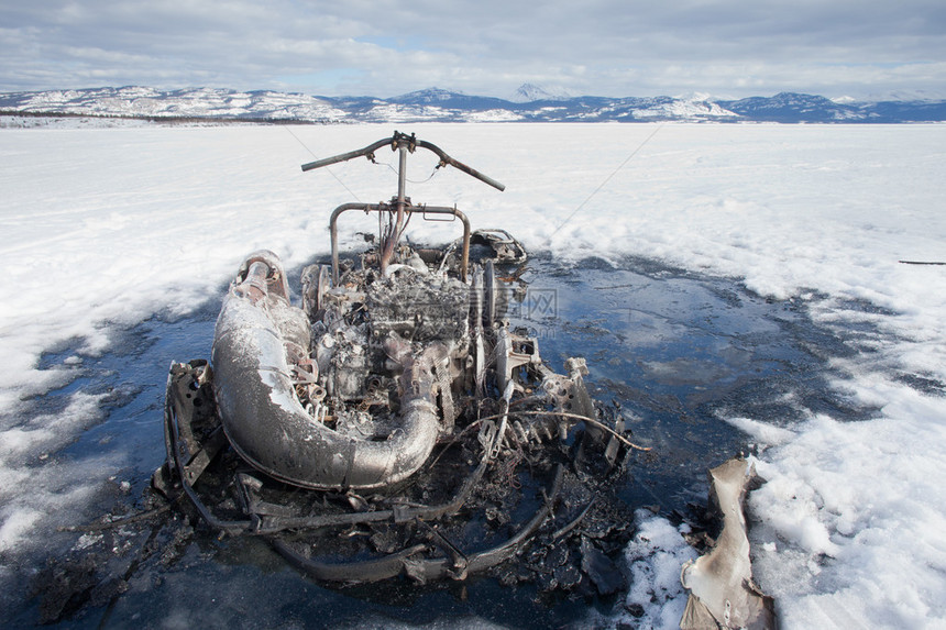 加拿大被冰冻的Laberge湖育空地区的冬季运动场事故中烧焦的图片