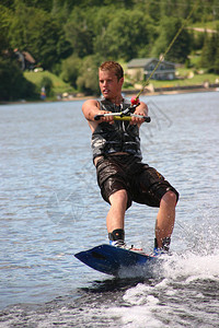 夏天在湖上做滑水的男人图片