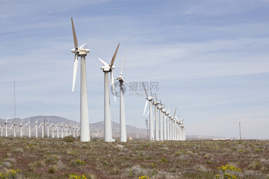 风力涡轮机加利福尼亚美国公共道路穿过风电场图片