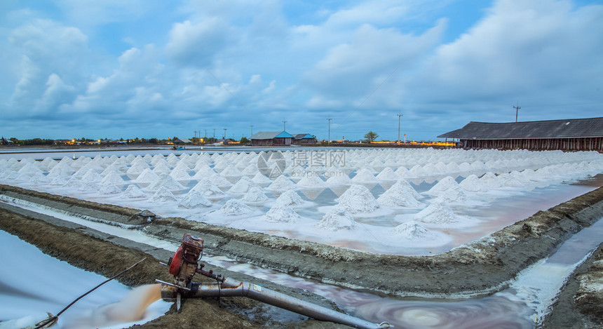 夜间盐田是泰国的一项产业图片