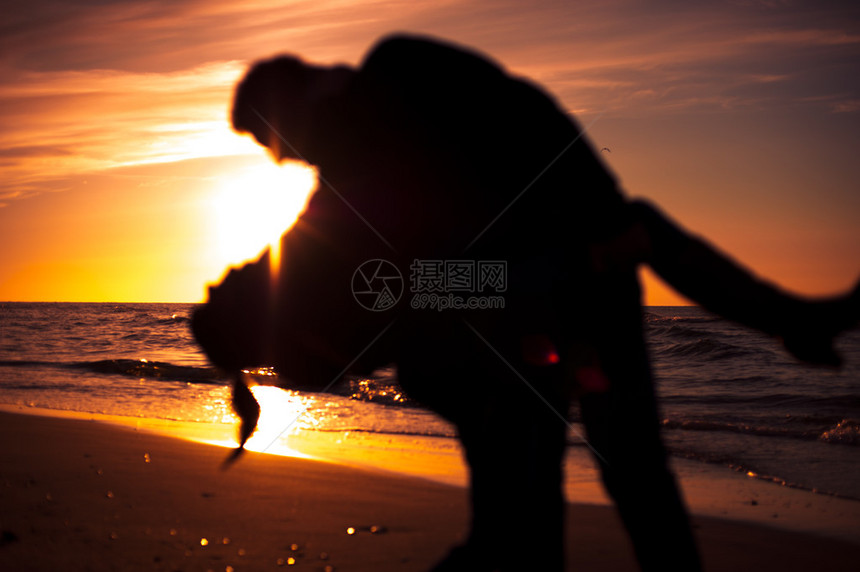 海滩上的情侣照片图片