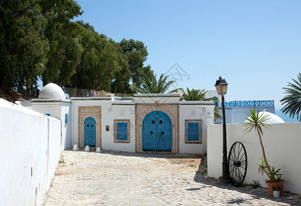 突尼斯SidiBouSaidSidiSaid有白色墙蓝色门和窗图片