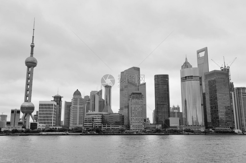 上海建筑在黑白的阴天河上图片