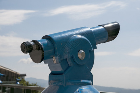 蓝色望远镜看风景图片