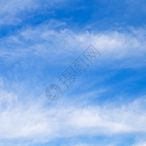 三月法国蓝天中的层云图片