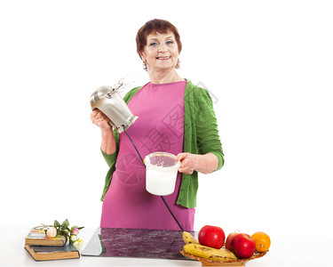 女人用搅拌机做饭图片