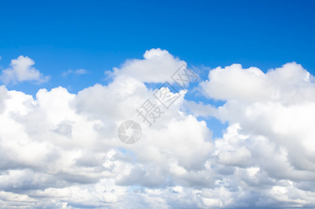 蓝天上美丽的蓬松白云图片
