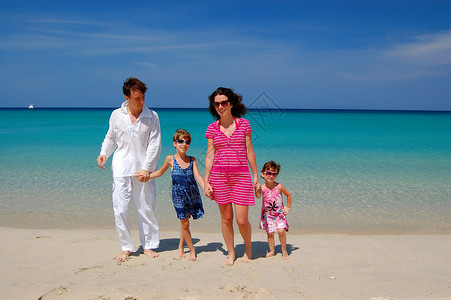 家庭海滩度假快乐的父母和孩图片