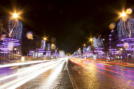 在法国巴黎夜间有灯光小路的CampsElys背景图片