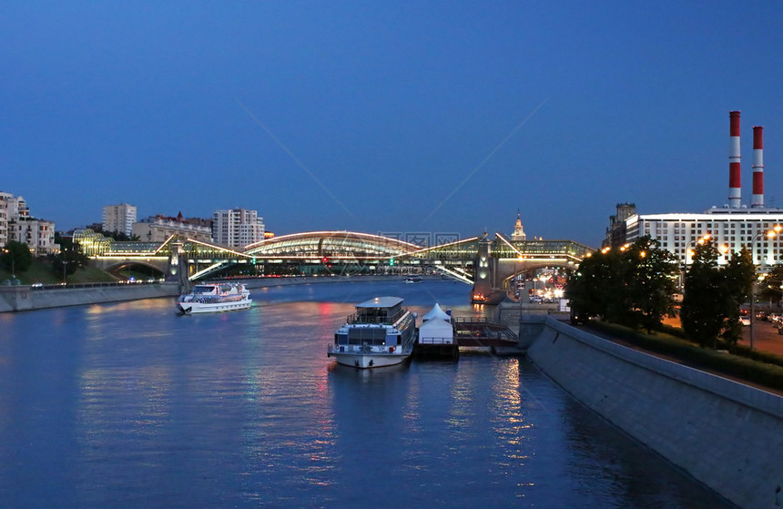 BogdanKhmelnitskyKievsky步行桥横跨莫斯科河图片