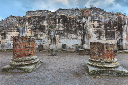 Pompeii的废铁和柱体图片