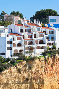 葡萄牙悬崖上的海边村图片