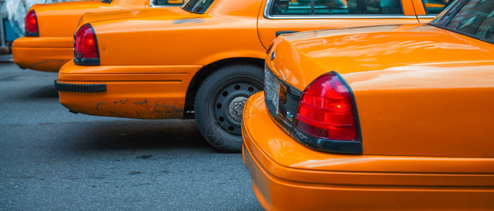 在纽约市曼哈顿街头等待交通灯绿信号的黄色小汽车排图片