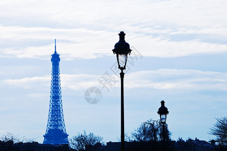 蓝色日落时巴黎城市灯图片