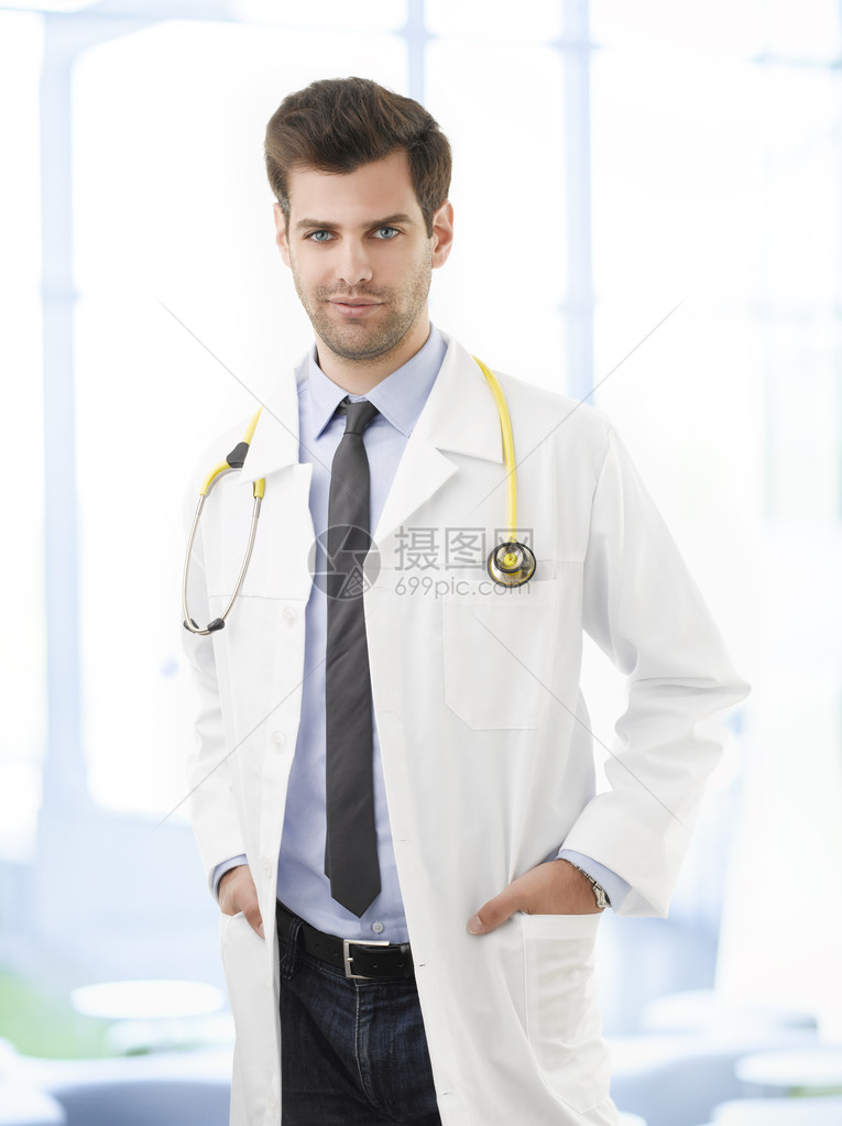 年轻男医生在医院病房微笑图片