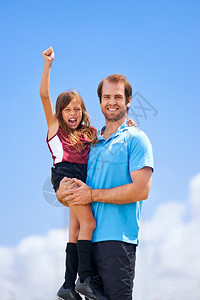 父亲和女儿在体育领域从事健康运动的体育运图片